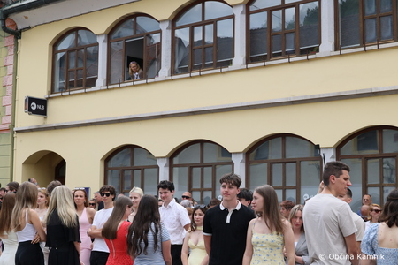 Četvorka maturantov oživila kamniški Glavni trg (10)